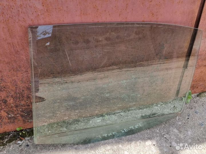 Стекло задней левой двери Октавия тур лифтбек