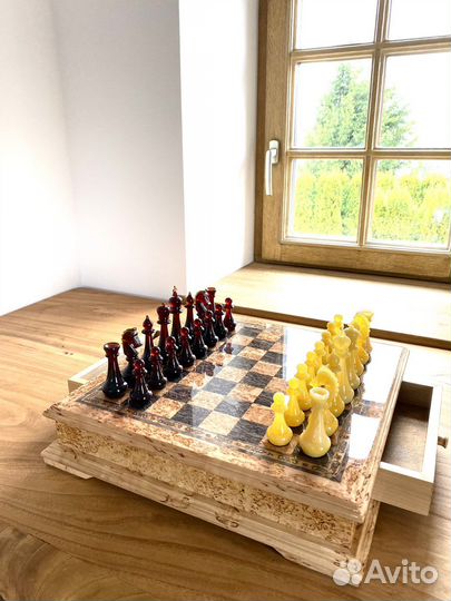 Шахматы из янтаря в ларце из карельской березы