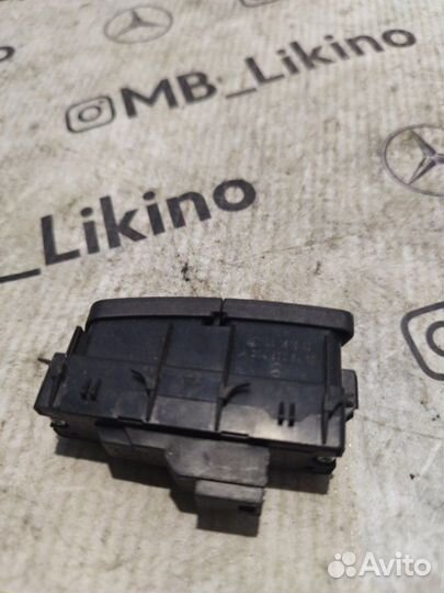 Кнопка центрального замка правая Mercedes W204