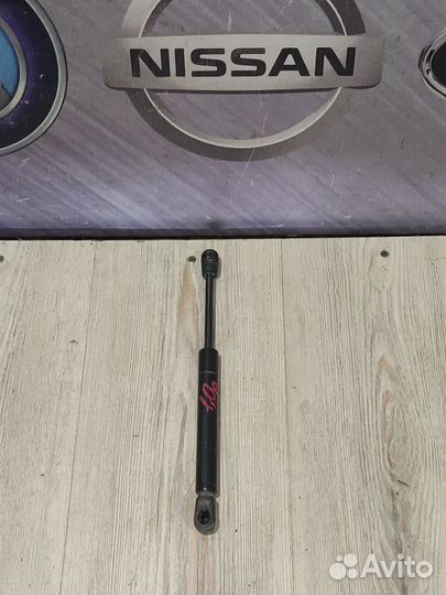 Амортизатор стойка багажника Nissan primera P12 Ле