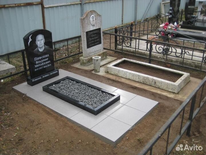 Памятник из черного гранита