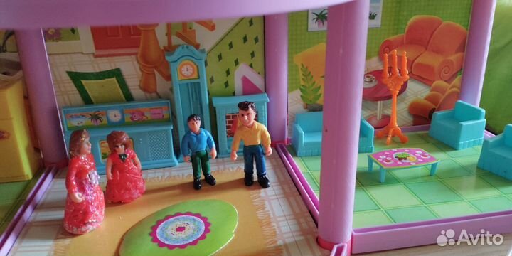 Кукольный домик с мебелью и куклами