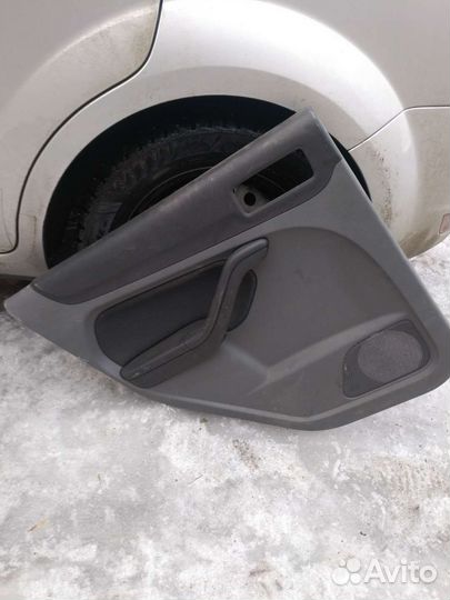 Обшивка задней двери ford focus 2
