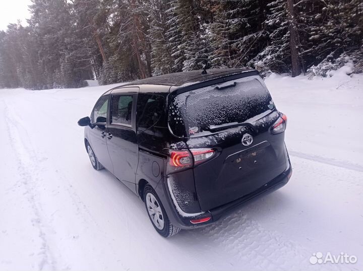 Автомобиль Toyota Sienta
