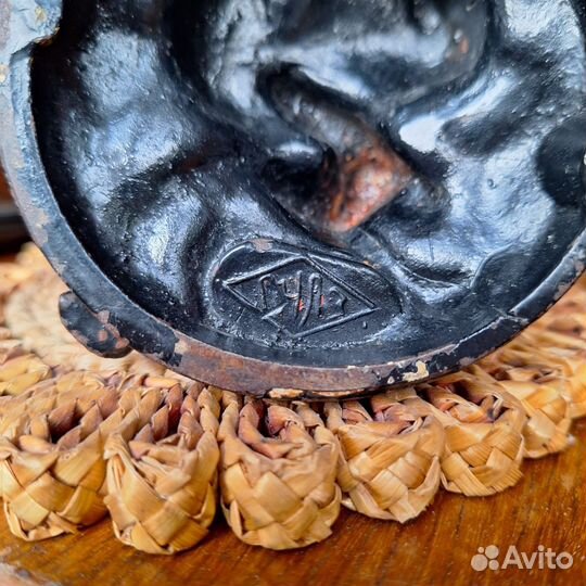 Статуэтка Мальчик кормит голубей