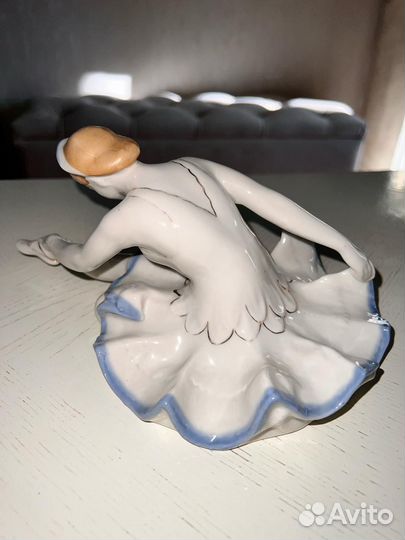 Фарфоровая Статуэтка