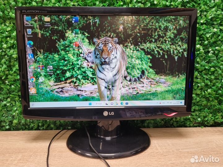 Отличный Монитор 18.5