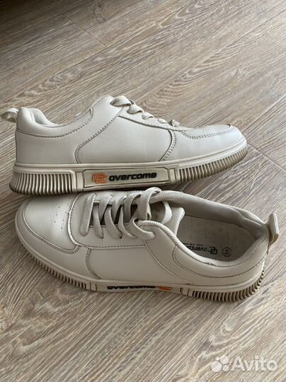 Удобные кроссовки р.38-39