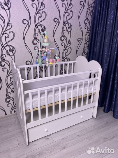 Детская кроватка с маятником и ящиком