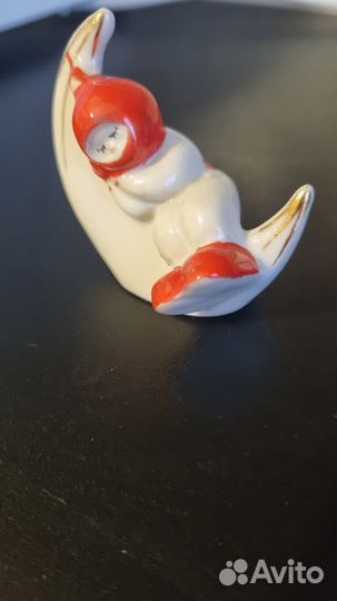 Фарфоровая статуэтка Прилунился