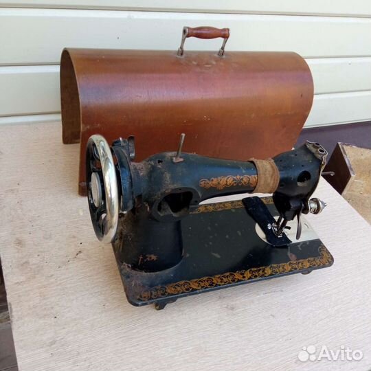 Швейная машинка с электроприводом