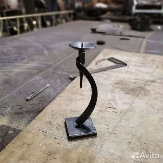 Кованый подсвечник для одной свечи