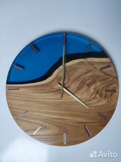 Часы из дерева и эпоксидной смолы
