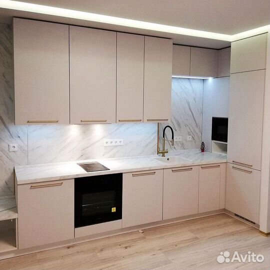 Уютный кухонный гарнитур в современном стиле