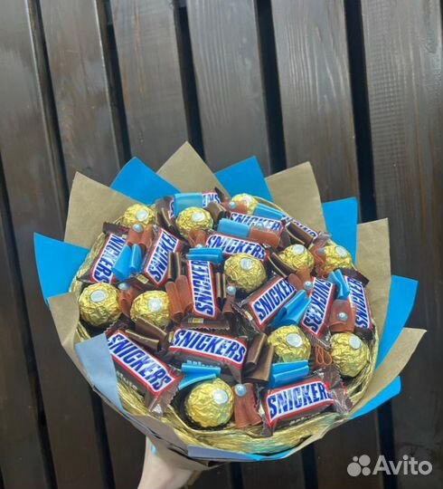 Букет из ферерро Роше и сникерсов