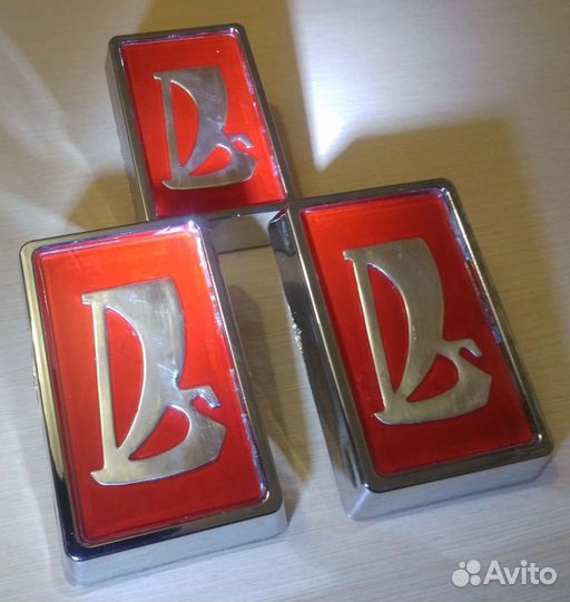 Красная эмблема решётки радиатора ваз 2106(СССР)