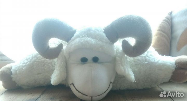 Подушки разные 2шт и Светильник настольный детские