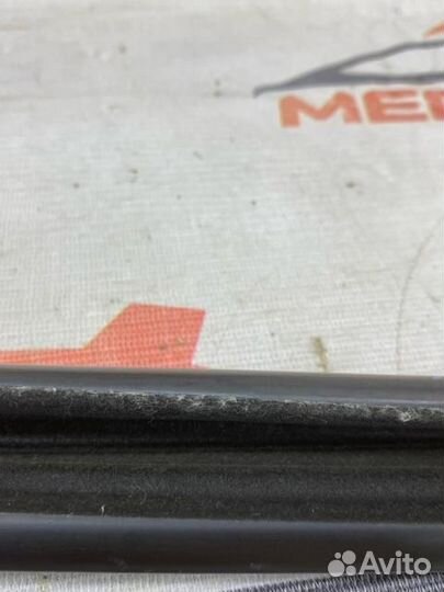 Уплотнитель стекла двери задний правый Peugeot 307