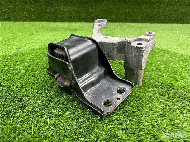 Подушка двигателя 122 т. км передняя правая Nissan