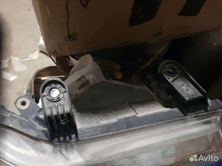 Фара Nissan Navara Pathfinder