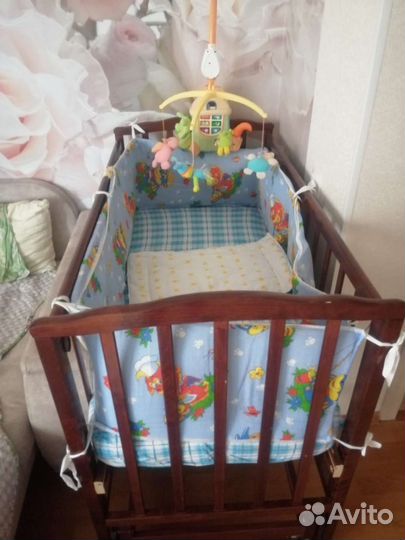 Детская кроватка с маятником