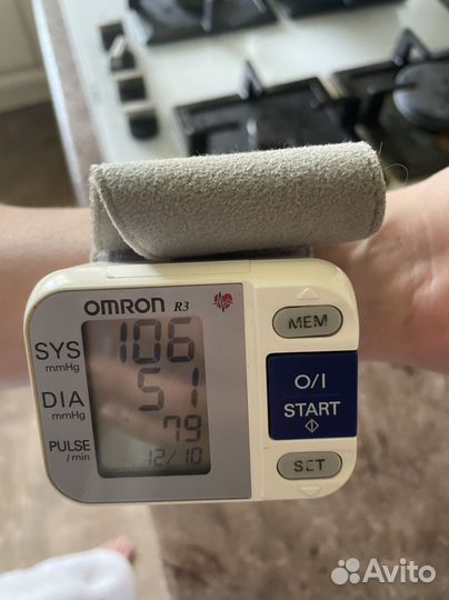 Тонометр на запястье omron