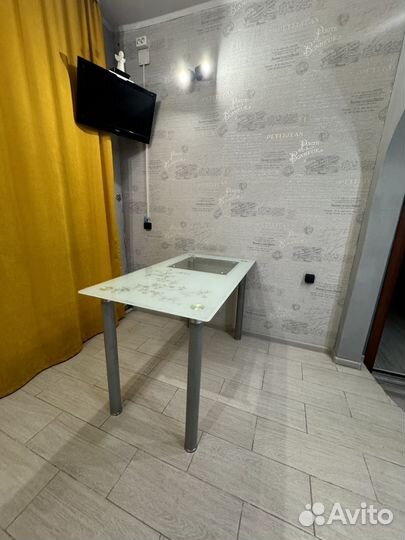 Стол кухонный со стеклянной столешницей