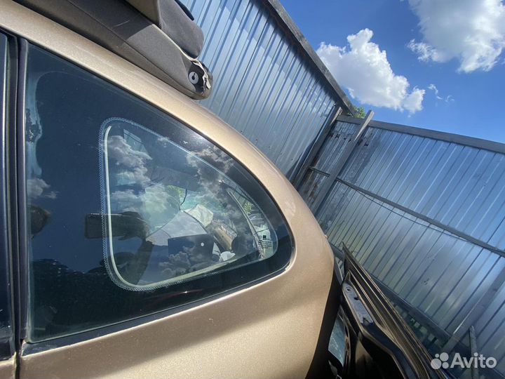 Заднее левое стекло kio Rio 1