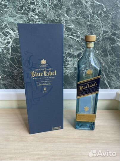 Коробка и пустая бутылка Blue Label