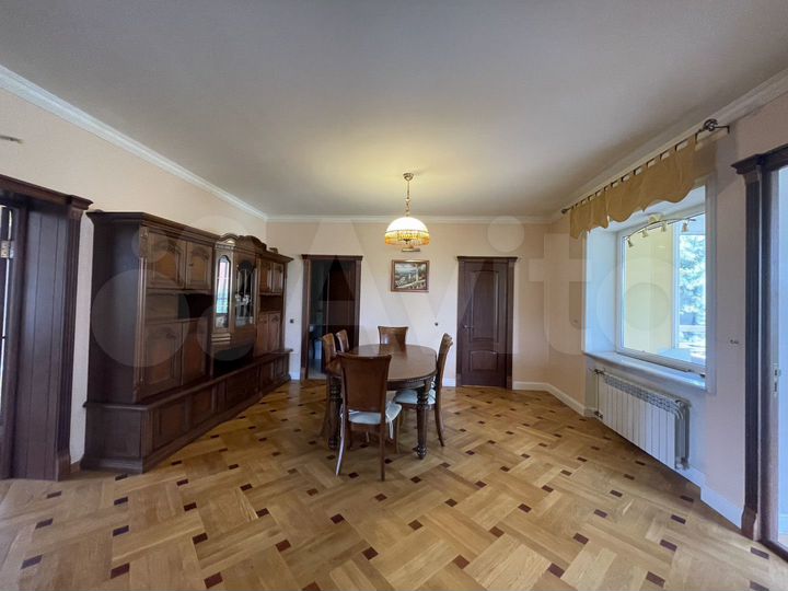 Дом 545 м² на участке 12 сот.