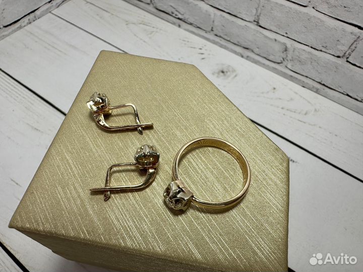 Золотой гарнитур, кольцо и серьги, классика