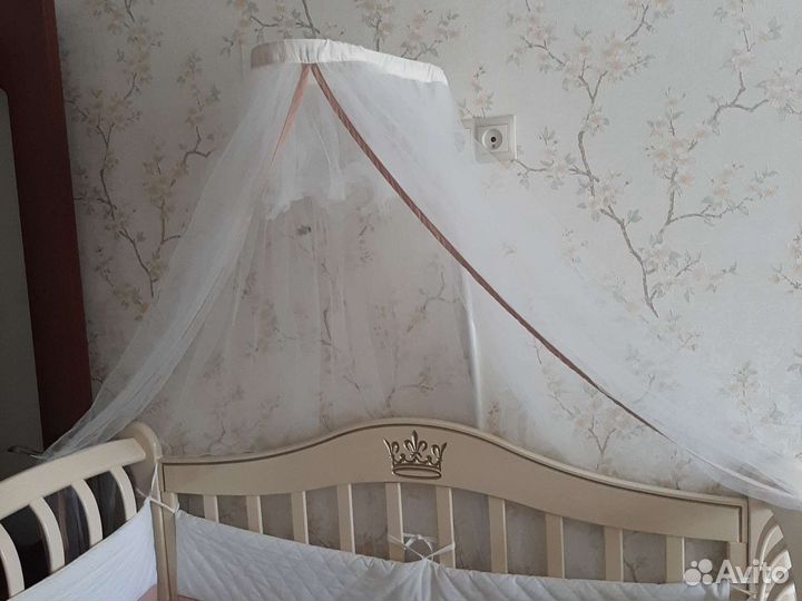 Детская кровать и шкаф