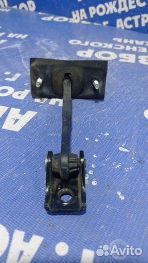 Ограничитель двери Ford Focus 2 седан 2006