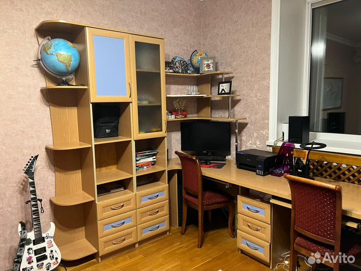 Компьютерный стол и мебель для учебной комнаты