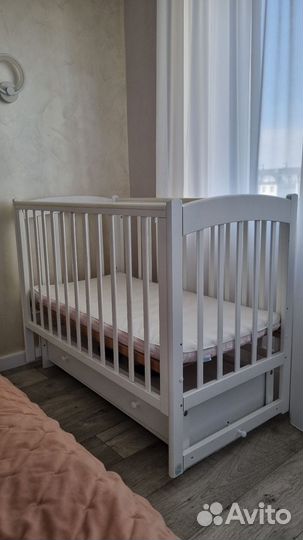 Детская кроватка с поперечным маятником