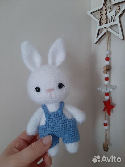 Игрушка заяц вязаный