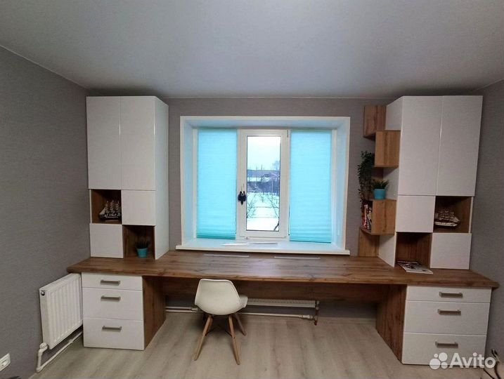 Стол / рабочая зона у окна