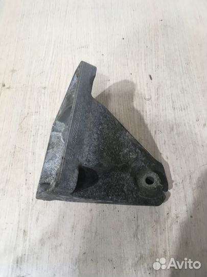 Кронштейн двигателя правый Мерседес W221