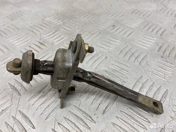 Б/У ограничитель двери задний левый Mazda Demio