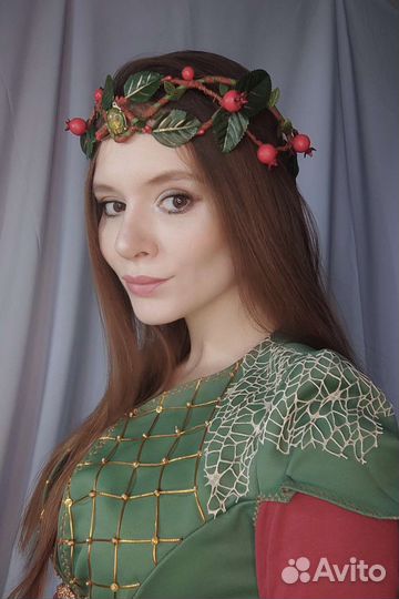 Диадема с красными ягодами