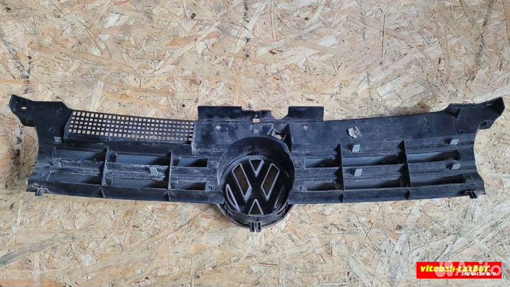 Решетка радиатора 1J0853651C Volkswagen Golf 4 0