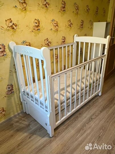 Детская кроватка с маятником