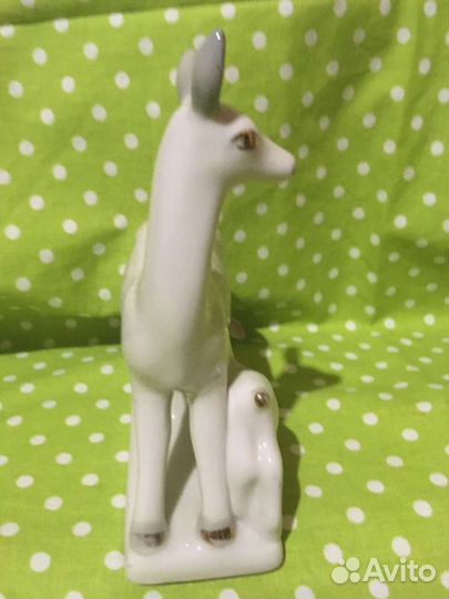 Лань с детенышем или олениха с олененком