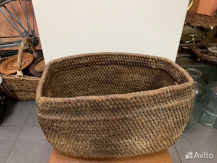 Старинная плетенная корзина