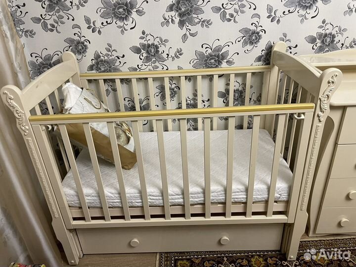 Кроватка детская с комодом