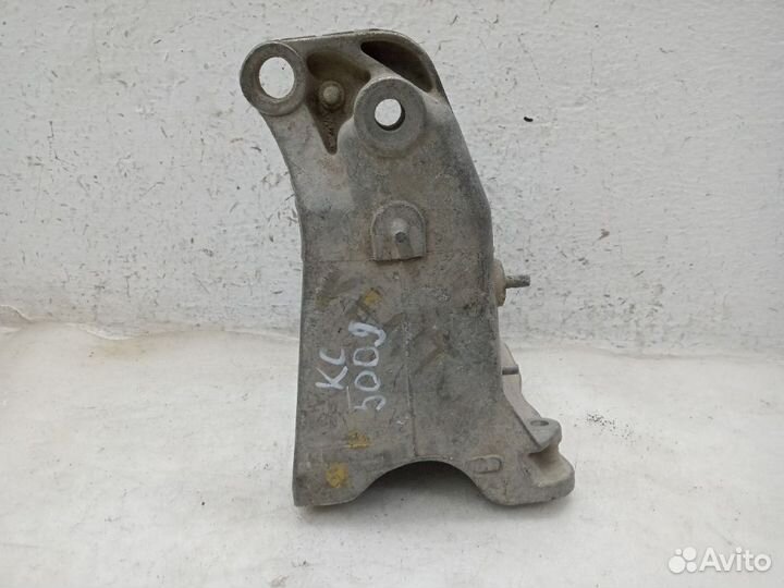 Кронштейн двигателя volkswagen golf 3 Правый