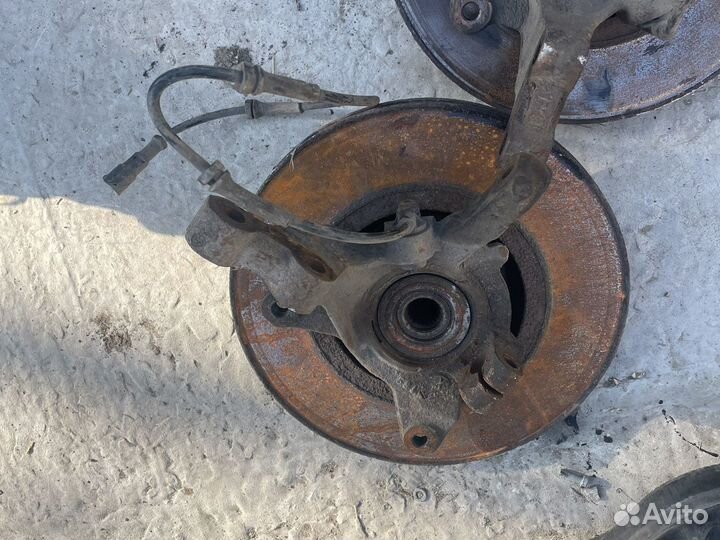 Поворотный кулак левый рено меган 1