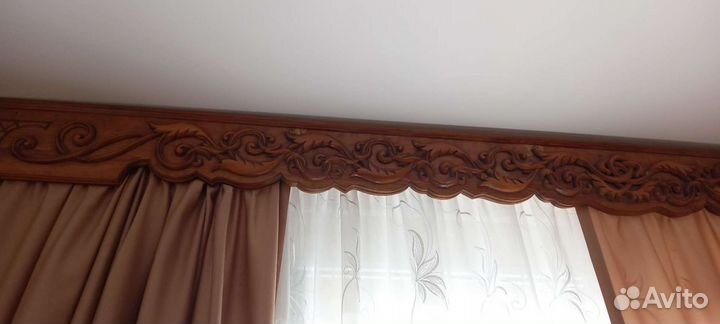 Карниз ручной работы из дерева