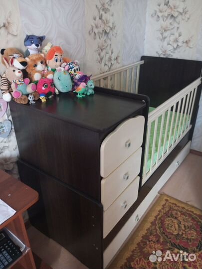 Детская кроватка с маятником