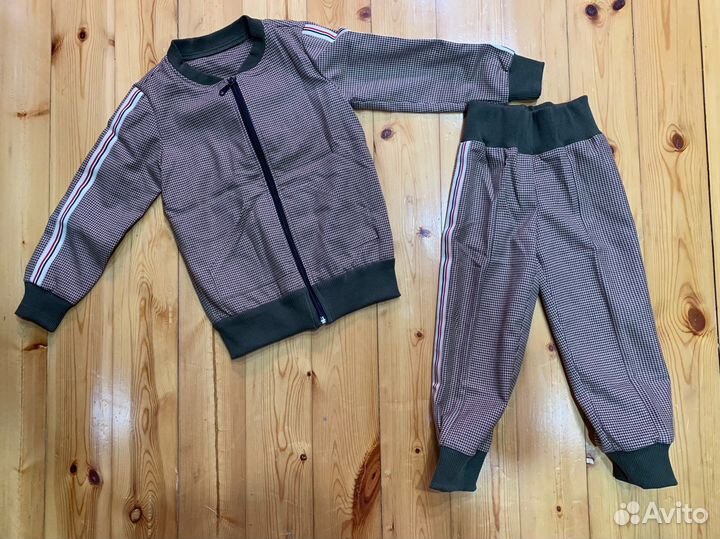 Костюм на мальчика новый 104 см